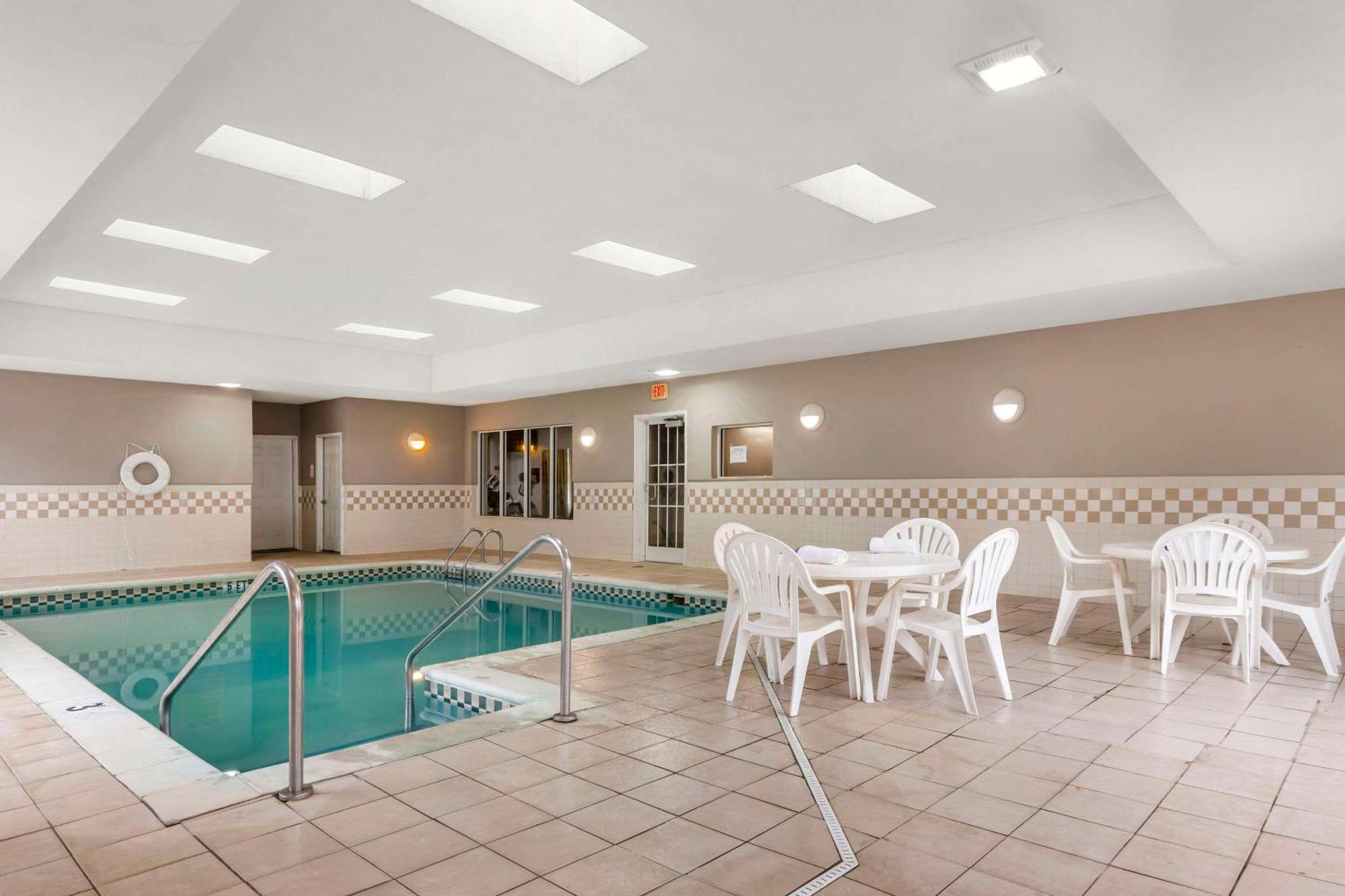 Country Inn & Suites By Radisson, Newport News South, Va Bagian luar foto